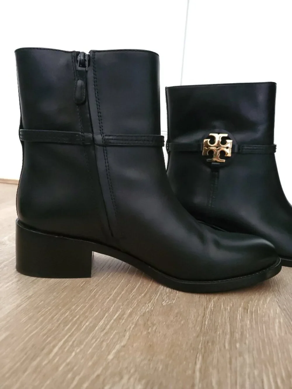 Tory Burch excellent pre